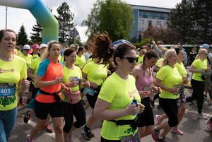 Uczestniczki VIII Jastrzębskiego Biegu Kobiet przekraczają linię startu.