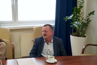 Jacek Ostaszewski siedzi przy stole