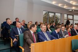 Radni siedzący na sali sesyjnej. Na pierwszym planie Przewodniczący Piotr Szereda