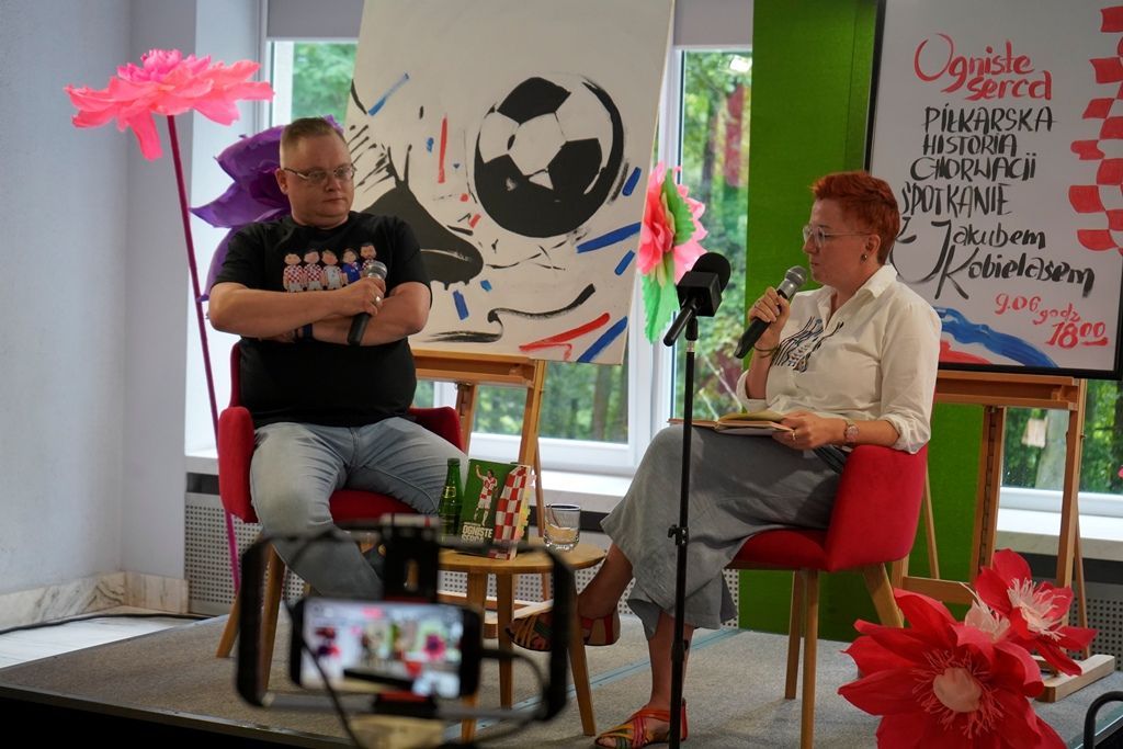 Jakub Kobielas i Agnieszka Witczak siedzą na krzesłach podczas rozmowy