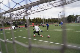 Piłkarz strzela bramkę 