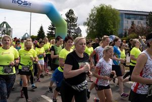 Uczestniczki VIII Jastrzębskiego Biegu Kobiet przekraczają linię startu.