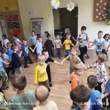 wspólny taniec dzieci z Publicznego Przedszkola nr 17