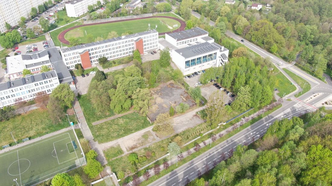 Widok z góry na teren przy Zespole Szkół numer 2 w Jastrzębiu-Zdroju