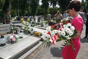 Prezydent Anna Hetman składa kwiaty na grobie powstańca