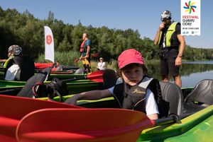 Osoby na zbiórce przed spływem kajakowym.