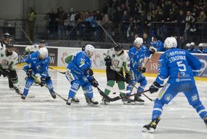 Walka o krążek w środkowej tercji.