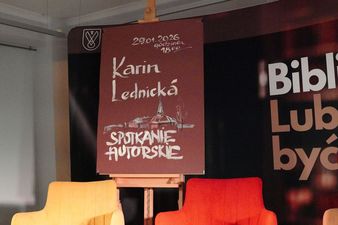 link zewnętrzny, otwarcie w nowej karcie Tablica z na sztaludze z napsiem Karin Lednická spotkanie autorskie