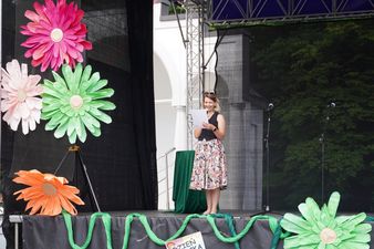 Prowadząca na scenie