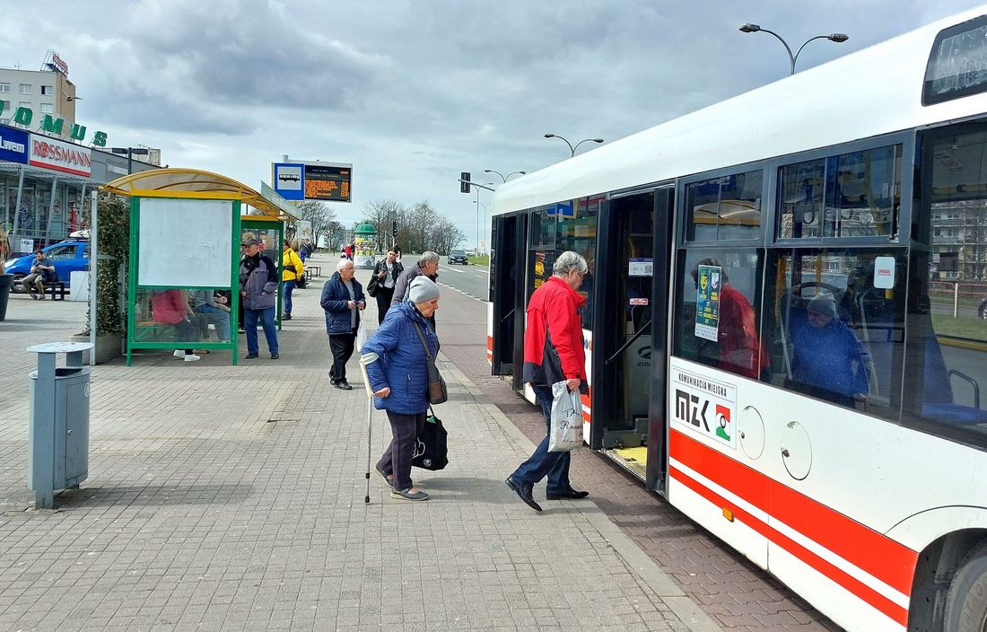 przystanek autobusowy koło Supersamu ludzie wsiadają do autobusu