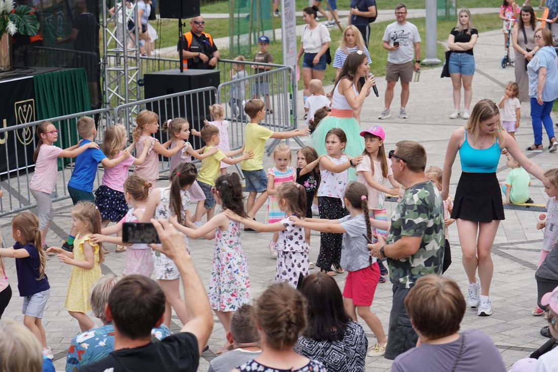 Zdjęcie przedstawia bawiące się dzieci. 