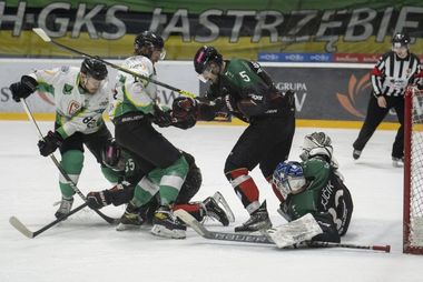 Walka pod bramką Tomasa Fucika.