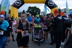 Zdjęcie przedstawia zawodników na mecie biegu głównego.