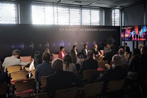 Zdjęcie przedstawia sesję podczas Europejskiego Kongresu Gospodarczego.