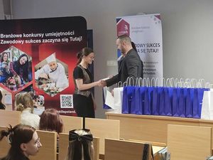 jedna z laureatek odbiera dypom