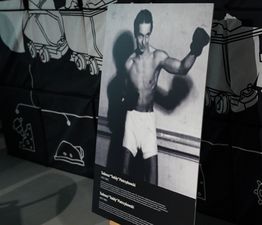 Tadeusz "Teddy" Pietrzykowski na archiwalnym zdjęciu w stroju bokserskim
