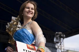 Młodzież w strojach z odpadów - pokaz mody.