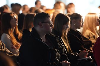 młodzi ludzie słuchają wykładu