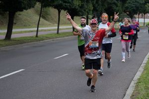 Zdjęcie przedstawia biegnących zawodników biegu głównego.