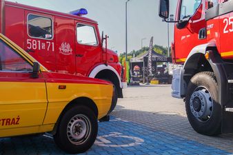 Wozy strażackie a między nimi samochód strażacki marki FSO