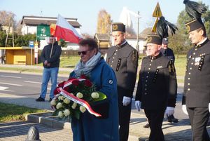 Złożenie kwiatów przed pomnikiem w Bziu