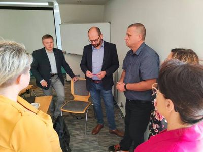 Uczestnicy warsztatów stoją w kręgu.