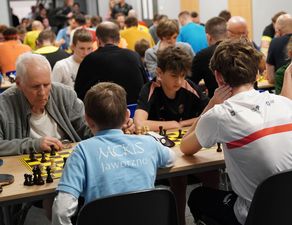 Szachiści przy stołach do szachów