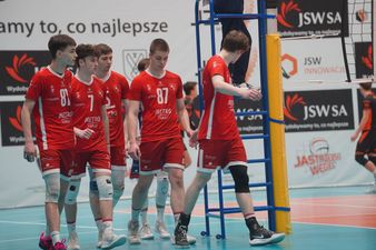 Zatroskani zawodnicy Metra przechodzą obok boiska po pierwszym secie