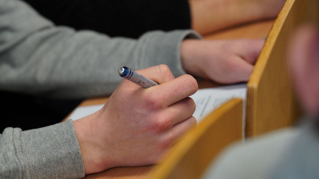 Zdjęcie poglądowe przedstawiające osobę wypełniającą wniosek. 