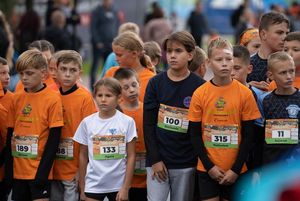 Zdjęcie przedstawia młodych zawodników na starcie.