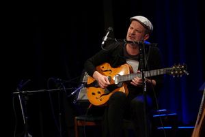 Koncert Wolfganga Muthspiela - muzyk gra na gitarze