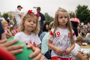 Dzieci w biało-czerwonych strojach.