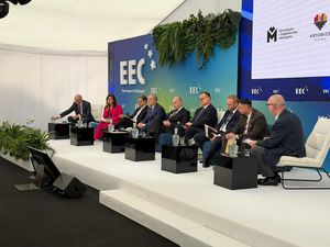 na scenie dziewięciu panelistów siedzi na fotelach