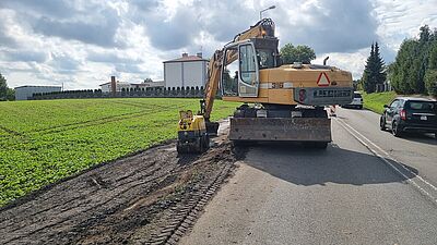 Prace koparką przy ul. Powstańców Śląskich.