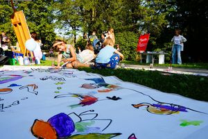 Kolorowanka wielkoformatowa na trawie. 