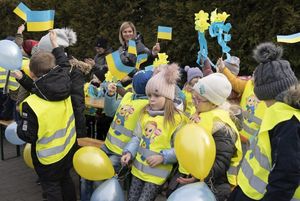Dzieci w wieku przedszkolnym na placu WOŚP.