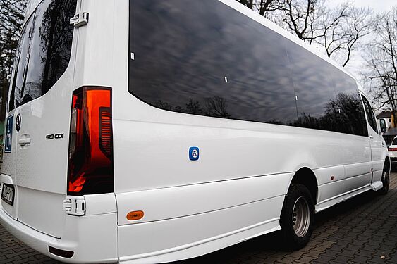 Nowy autobus z prawej strony