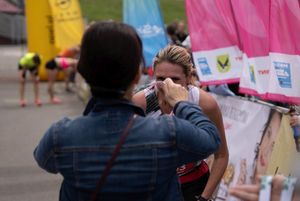 Prezydent Miasta Anna Hetman wręczająca medal.