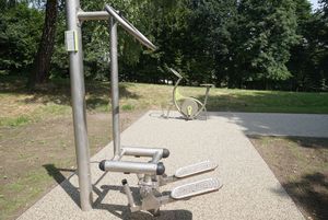 Urządzenie do ćwiczeń na siłowni w Bziu