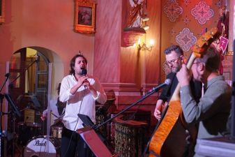 Wokalista wraz kontrabasistą oraz gitarzystą. 