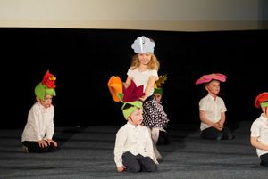 dzieci przebrane za kwiaty na scenie