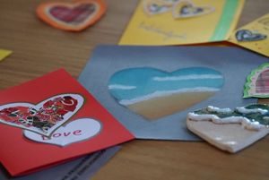 Kartki walentynkowe postałe w pracowni plastycznej