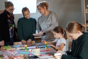 Zajęcia w pracowni plastycznej - dzieci z instruktorkami