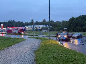 Zablokowane Rondo Dolne. W tle budynek Stacji Kontroli Pojazdów