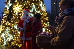Mikołaj przy choince