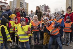 Dzieci w wieku przedszkolnym z chorągiewkami polskimi i ukraińskimi na placu WOŚP.