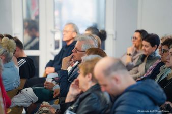 Mężczyzna słucha z zaciekawieniem 