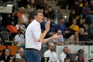 Trener Gardini bije brawo za akcję naszych.