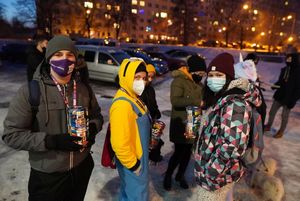 Grupa barwnie ubranych wolontariuszy
