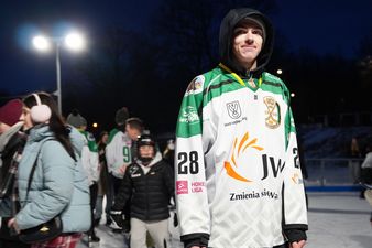 Zawodnik Szymon Kiełbicki podczas ślizgawki